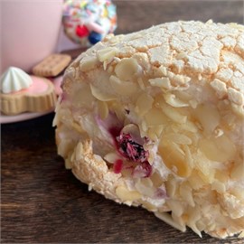 {{photo.Alt || photo.Description || 'Меренговый рулет с черной смородиной'}}